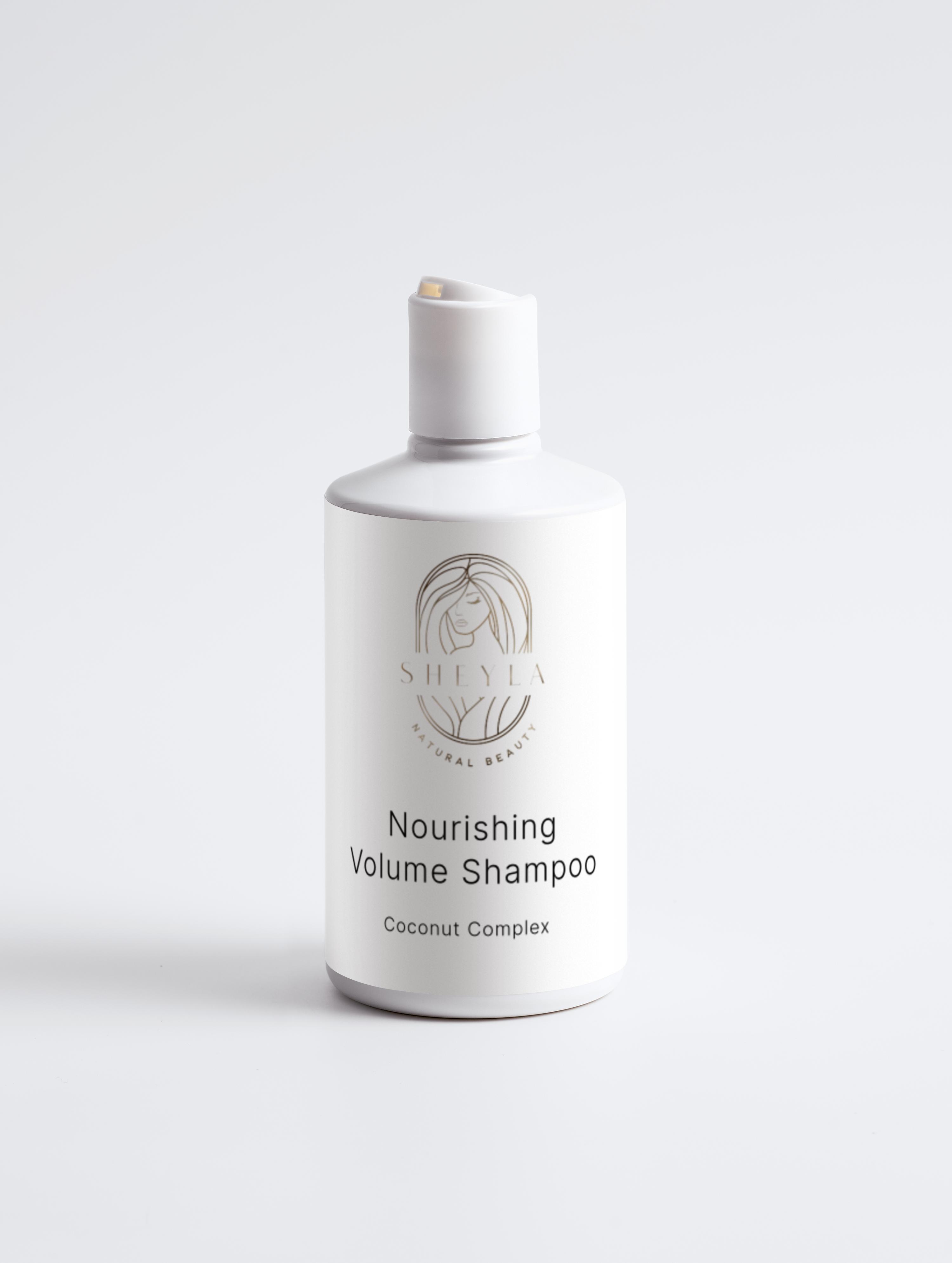Nourishing Volume Shampoo von Sheyla – weiße Flasche mit Klickdeckel, Aufschrift ‚Coconut Complex‘, auf hellem Hintergrund