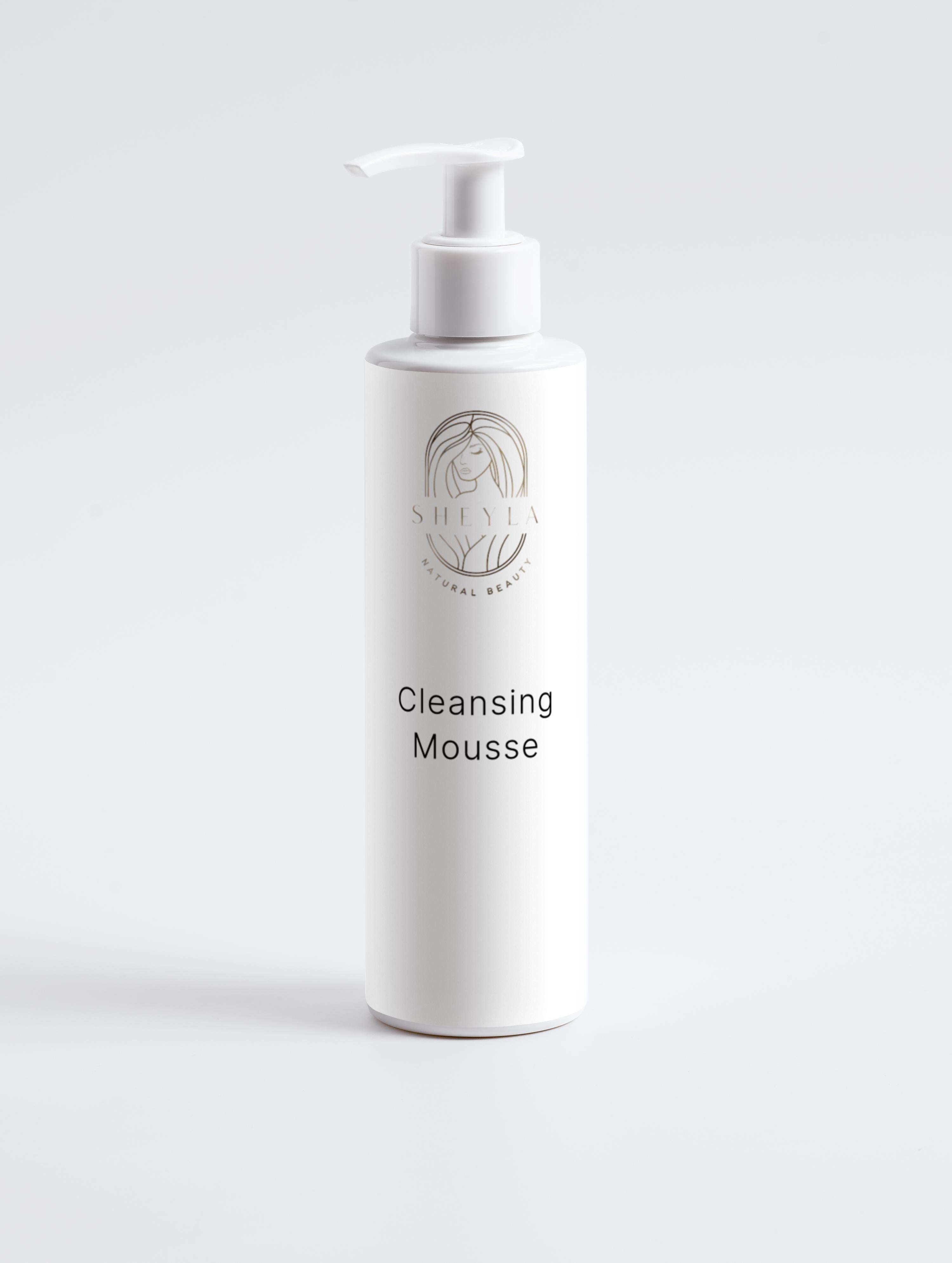Cleansing Mousse von Sheyla – weiße Pumpspenderflasche  schlicht und modern, auf hellem Hintergrund