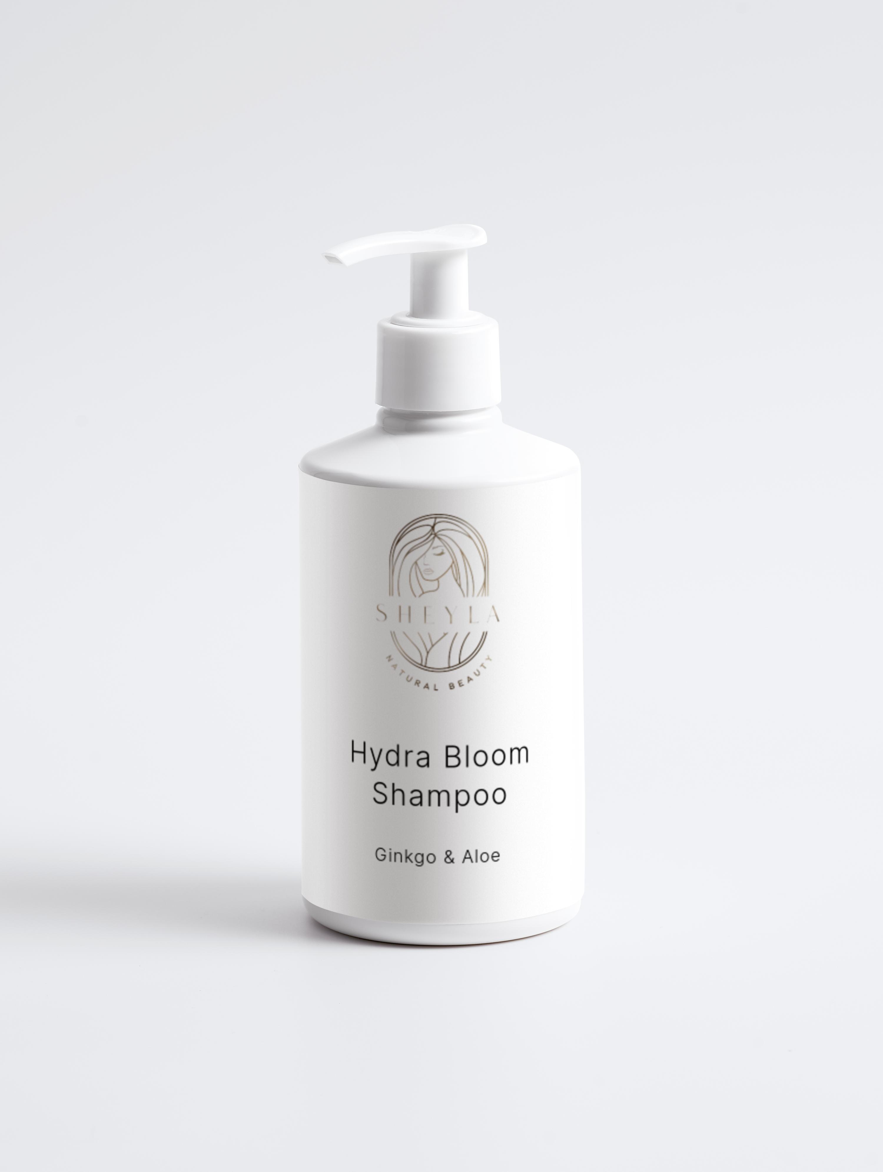 Hydra Bloom Shampoo von Sheyla – weiße Pumpspenderflasche mit Aufdruck ‚Ginkgo & Aloe‘, auf hellem Hintergrund