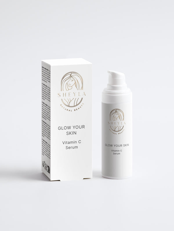 Glow Your Skin Vitamin C Serum von Sheyla – Pumpflasche neben weißer Produktverpackung, auf hellem hintergrund