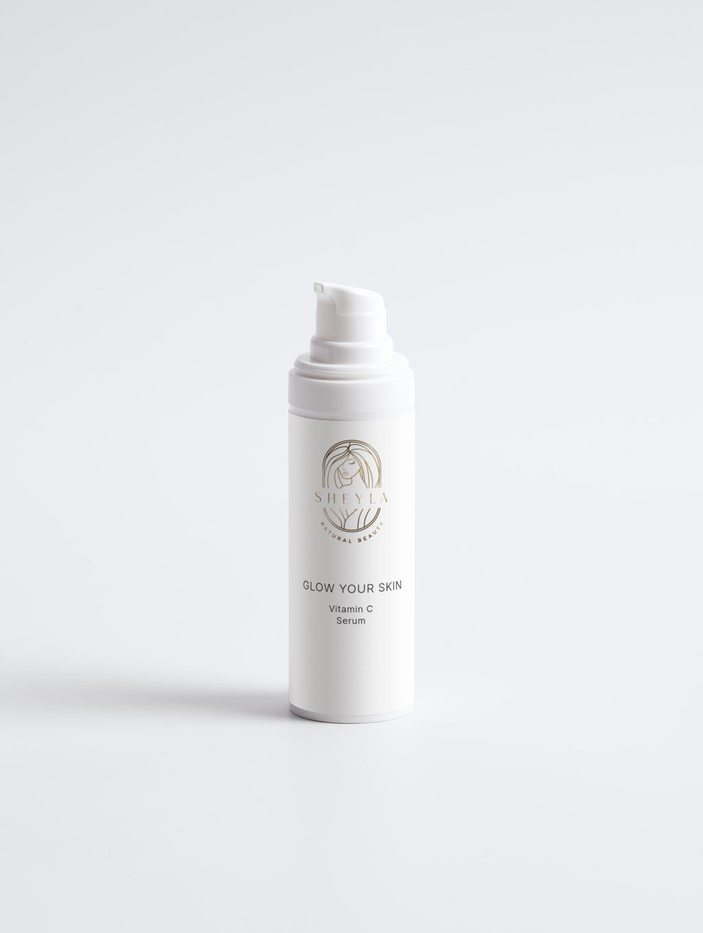 Glow Your Skin Vitamin C Serum von Sheyla – Pumpflasche auf hellem hintergrund