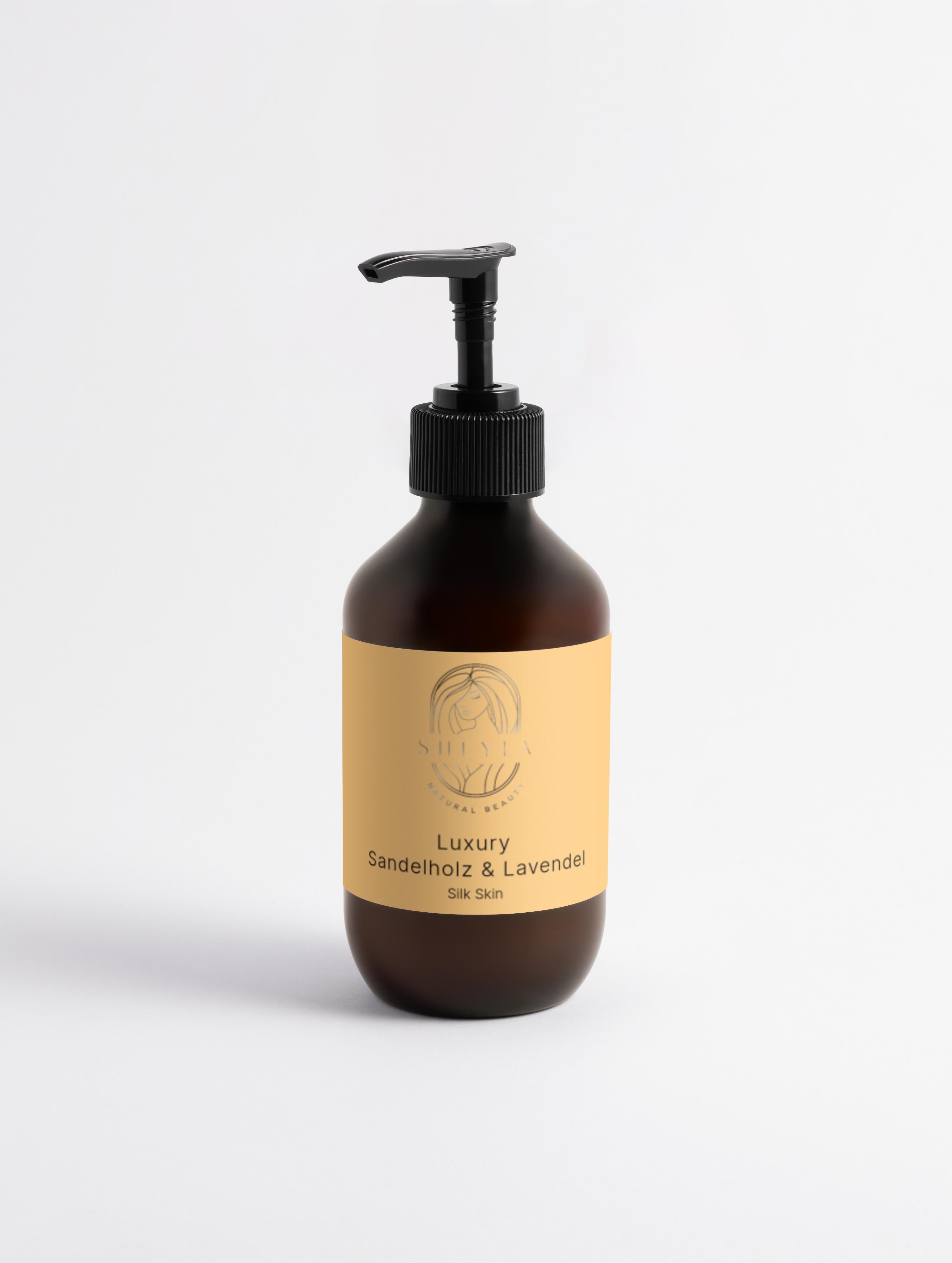 Braune Kunststoffflasche mit schwarzem Pumpspender von Sheyla Cosmetics, Etikett "Luxury Sandelholz & Lavendel – Silk Skin", luxuriöse vegane Körperlotion mit beruhigendem Duft.