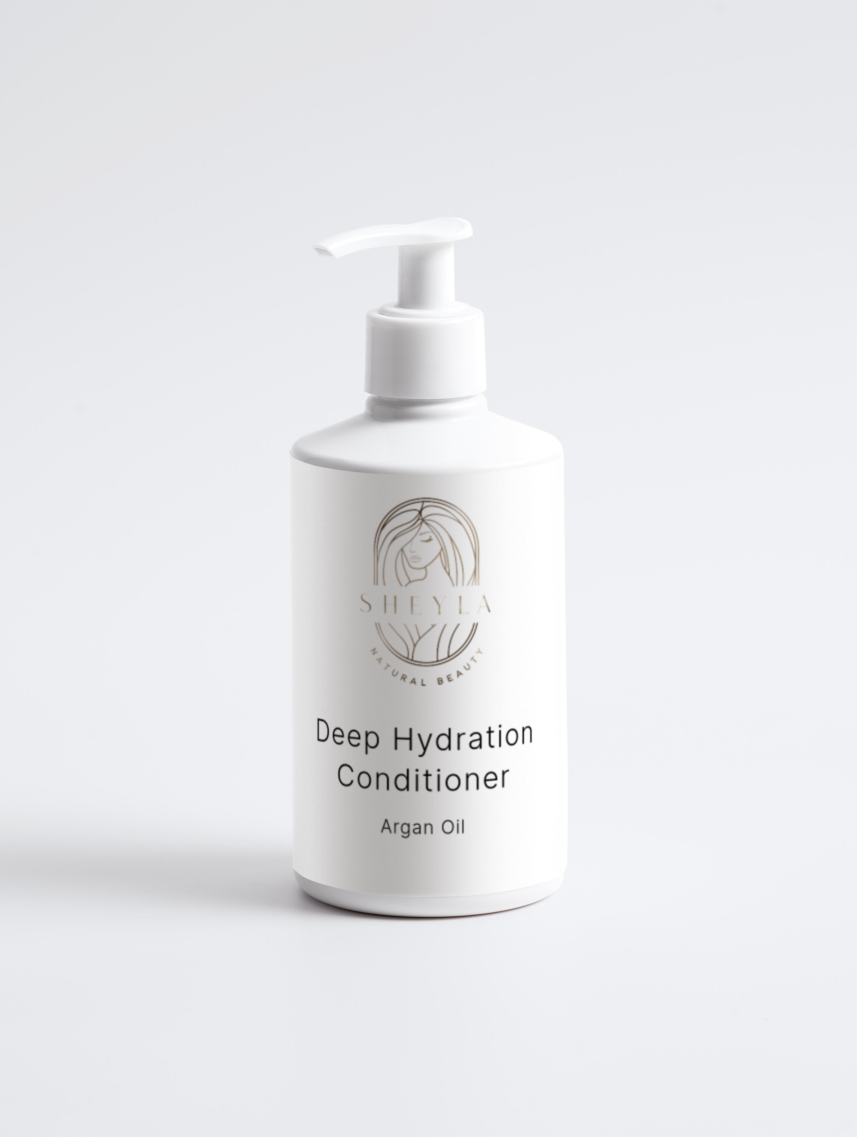 Weiße Conditioner-Flasche mit pumpspenderflasche, Aufschrift ‚Moisturising Deep Hydration Conditioner Argan Oil‘, auf hellem Hintergrund