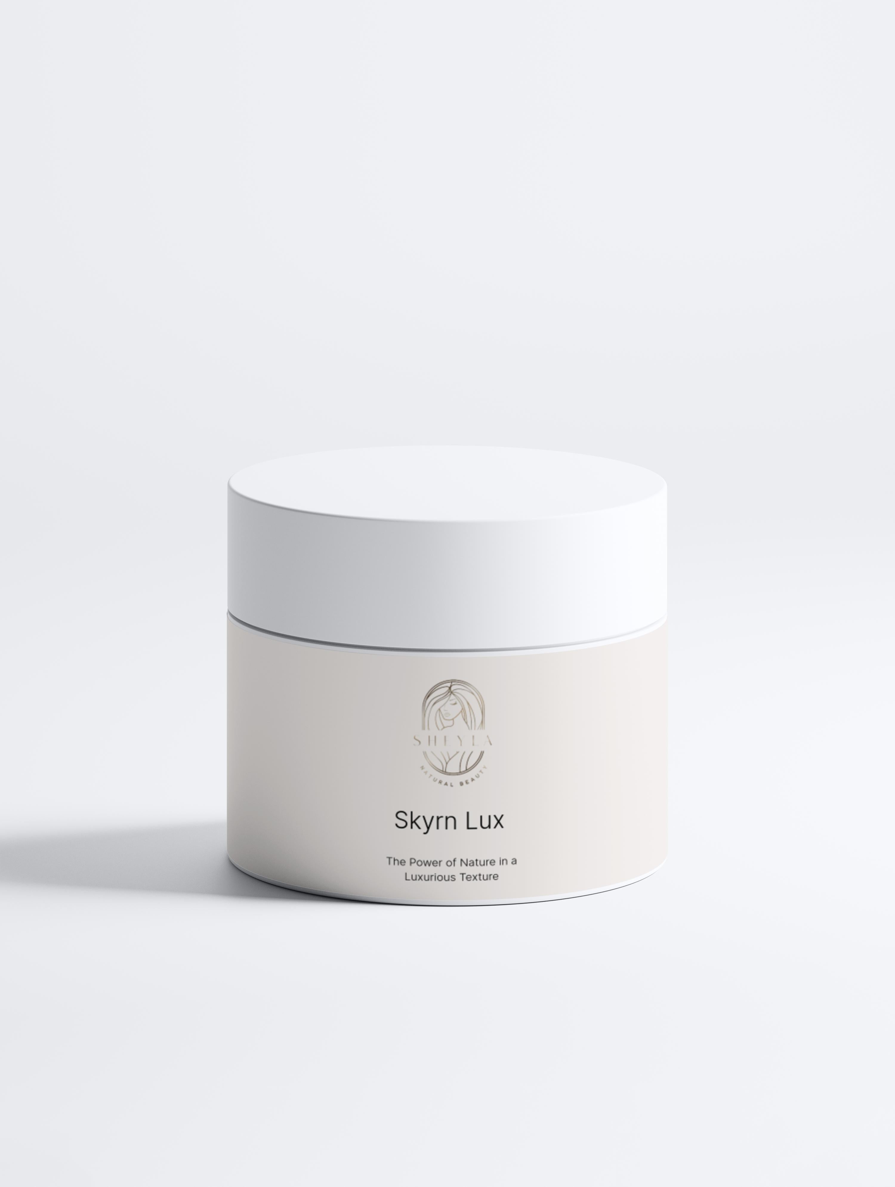 Weiße Kosmetikdose mit der Aufschrift "Skyrn Lux" von Sheyla Naturkosmetik vor neutralem, weißem Hintergrund – minimalistisch und elegant präsentiert.