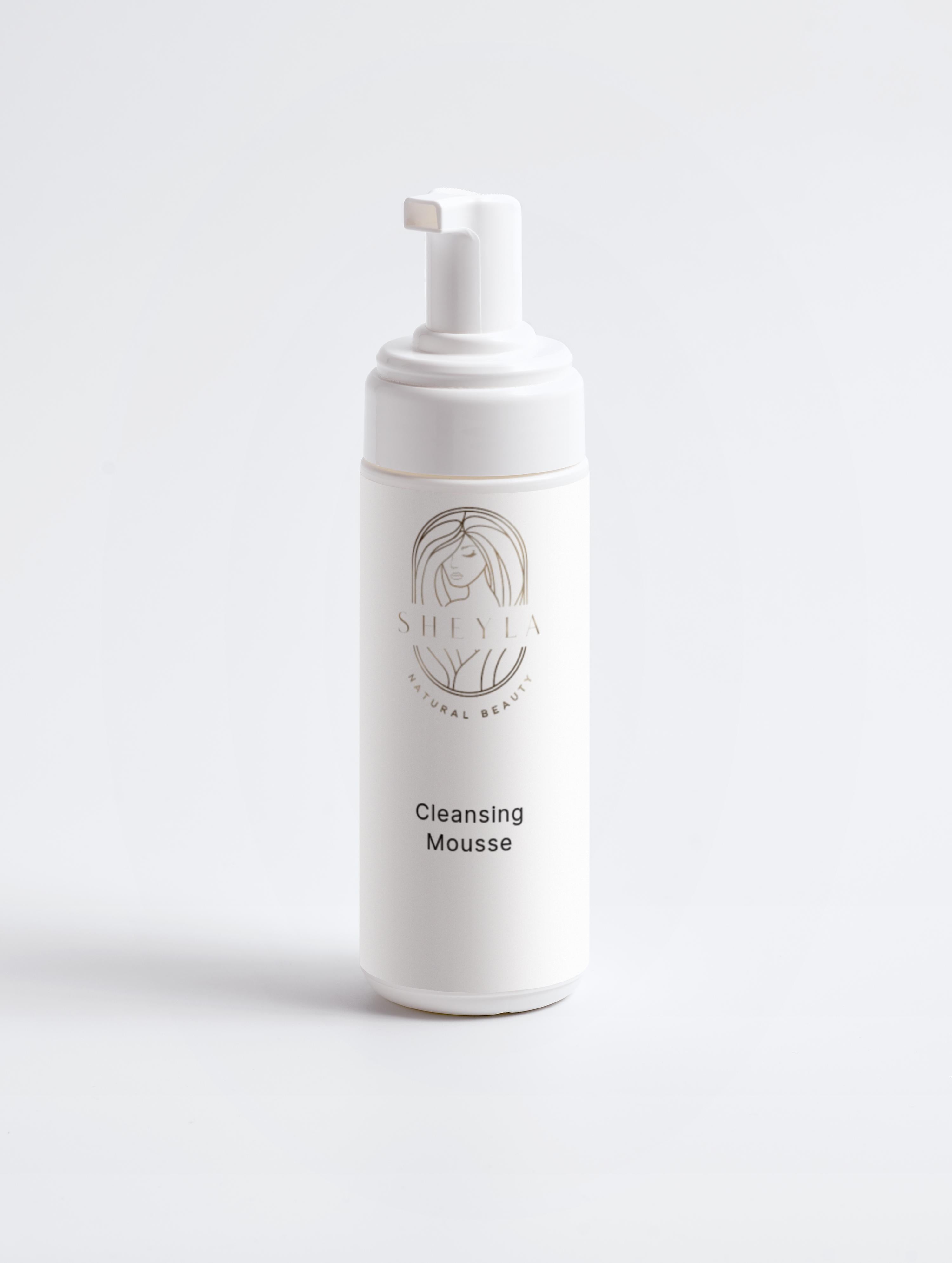 Cleansing Mousse von Sheyla – weißer Reinigungsschaum in Pumpspenderflasche mit feiner Aufschrift, dekorativ auf hellem Hintergrund platziert