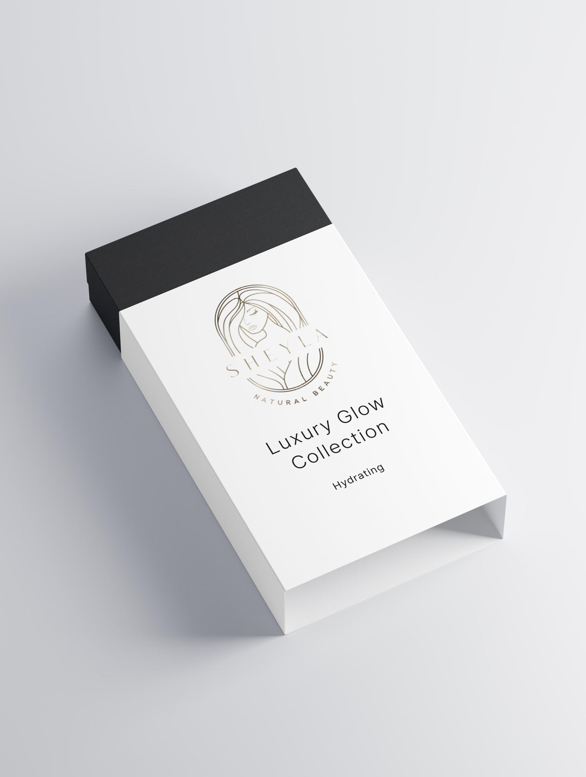 Luxury Glow Collection von Sheyla – Pflegeset in eleganter weißer Box mit Logo, bestehend aus Sonnencreme SPF 30, Hydra Boost Gel und Refresh Eye Cream, auf hellem Hintergrund aus einer anderen perpektive
