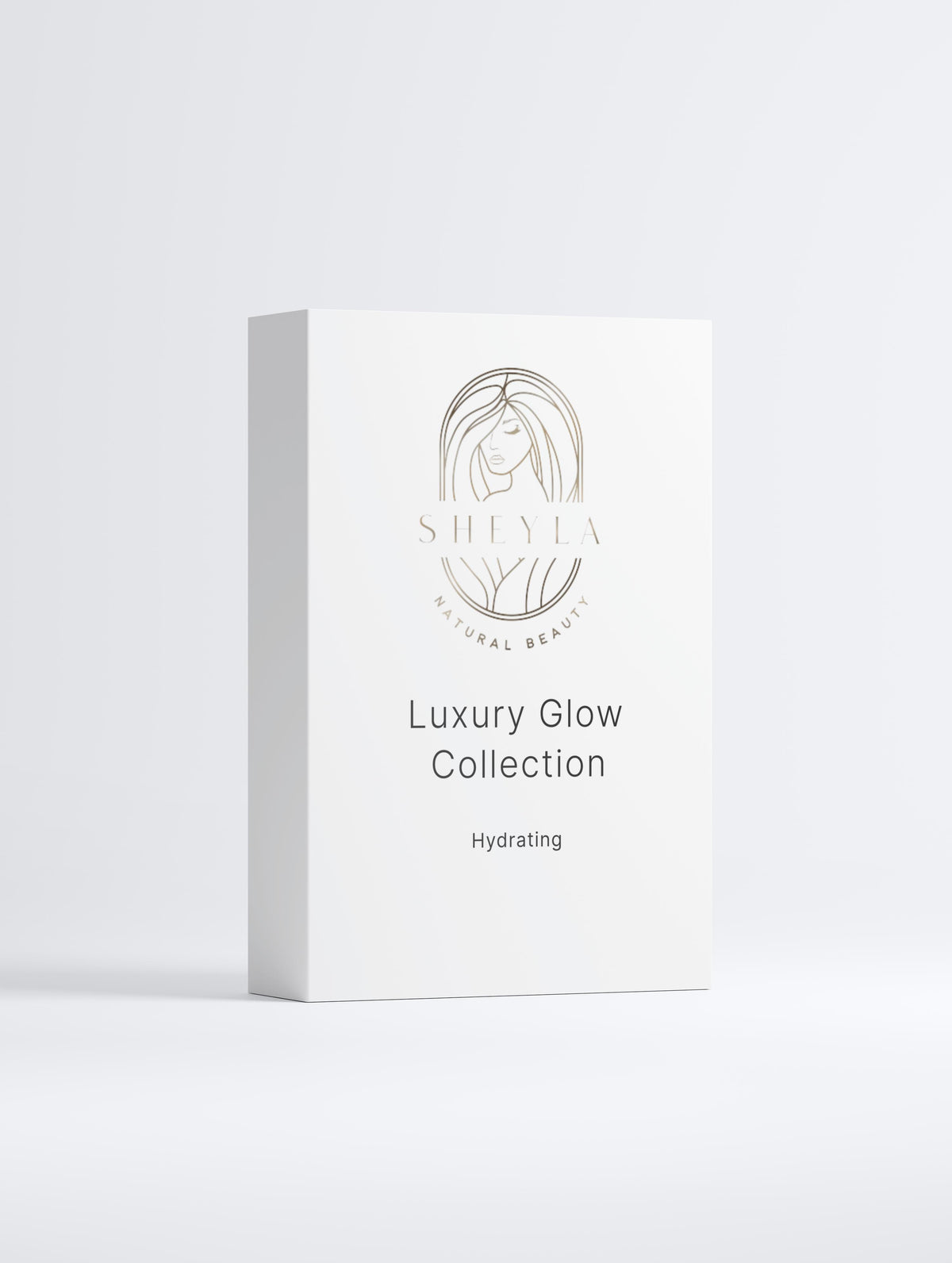 Luxury Glow Collection von Sheyla – Pflegeset in eleganter weißer Box mit Logo, bestehend aus Sonnencreme SPF 30, Hydra Boost Gel und Refresh Eye Cream, auf hellem Hintergrund