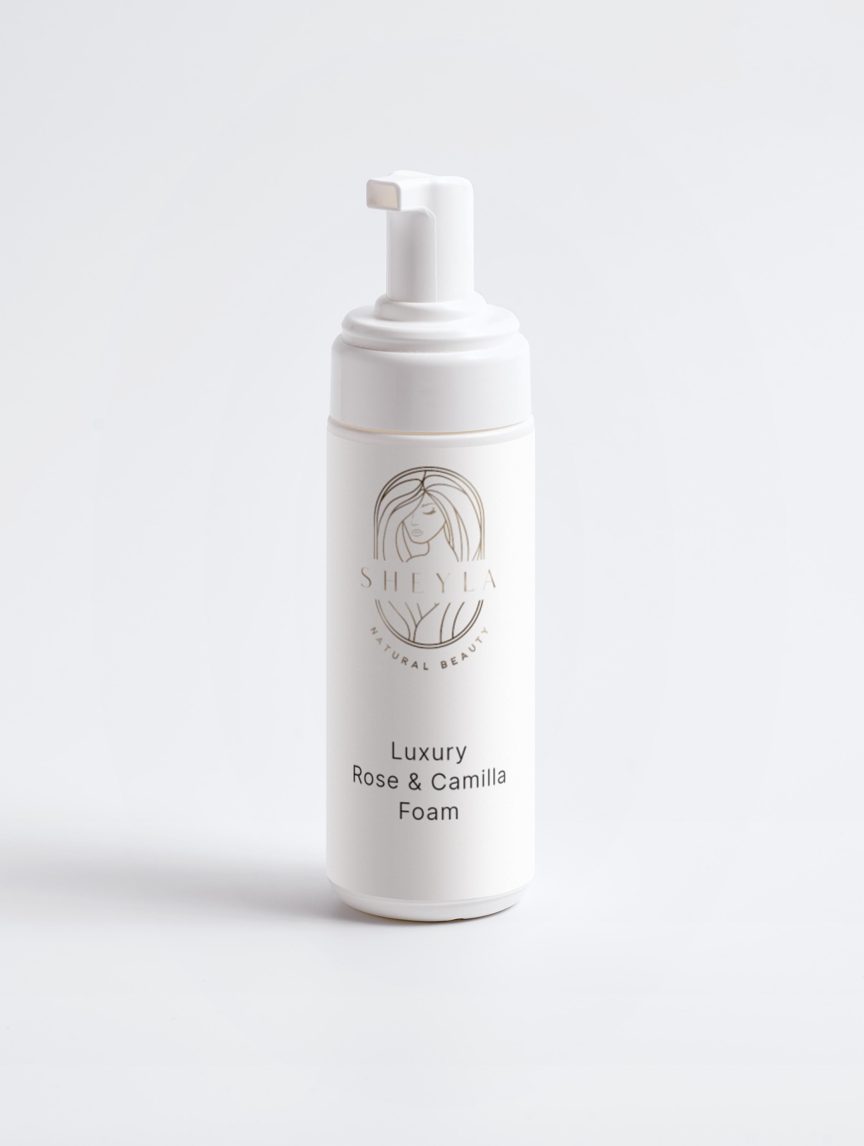 Luxury Rose & Camilla Foam von Sheyla – weißer Reinigungsschaum in Pumpspenderflasche mit zarten Blütenillustrationen, auf hellem Hintergrund